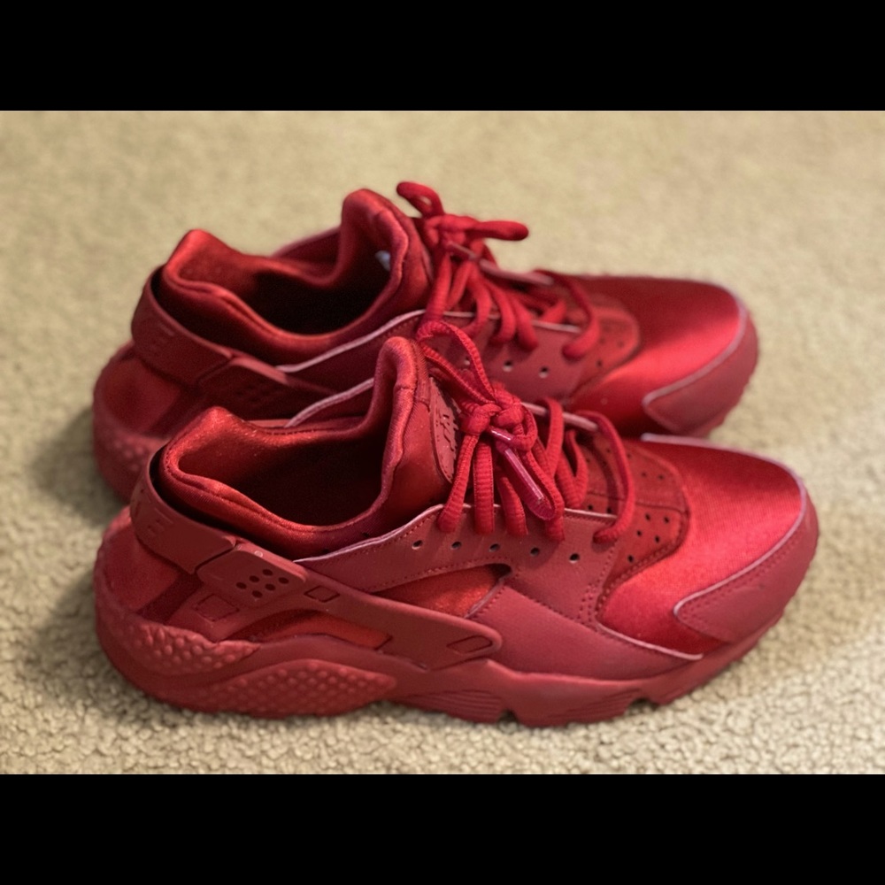 Nike air huarache triple red women’s size 7.5